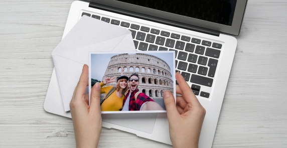 neoKartka na tle laptopa